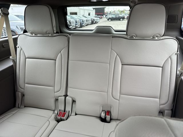 GMC Yukon XL Vehicle Full-screen Gallery Image 24