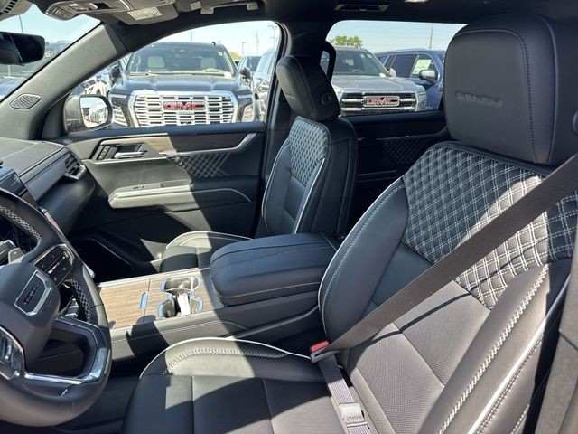 GMC Acadia Vehicle Full-screen Gallery Image 11