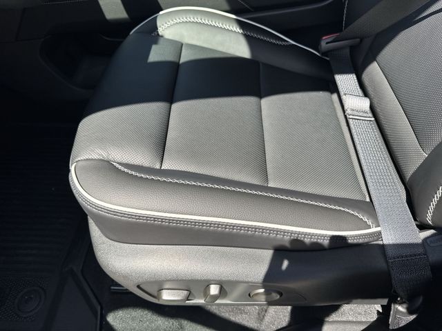 GMC Acadia Vehicle Full-screen Gallery Image 12