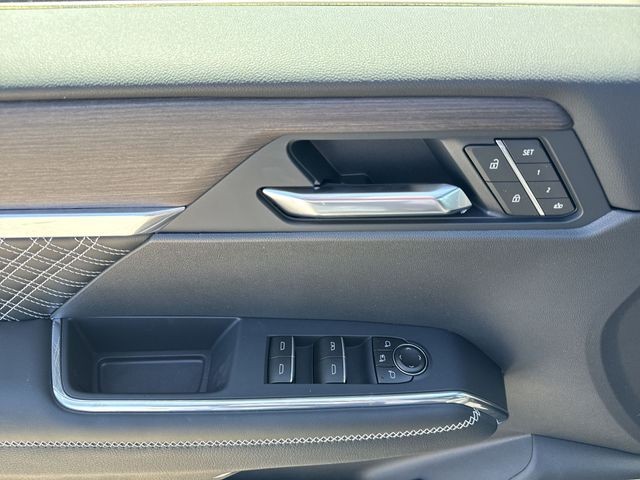 GMC Acadia Vehicle Full-screen Gallery Image 13