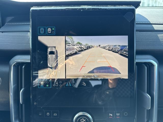 GMC Acadia Vehicle Full-screen Gallery Image 17