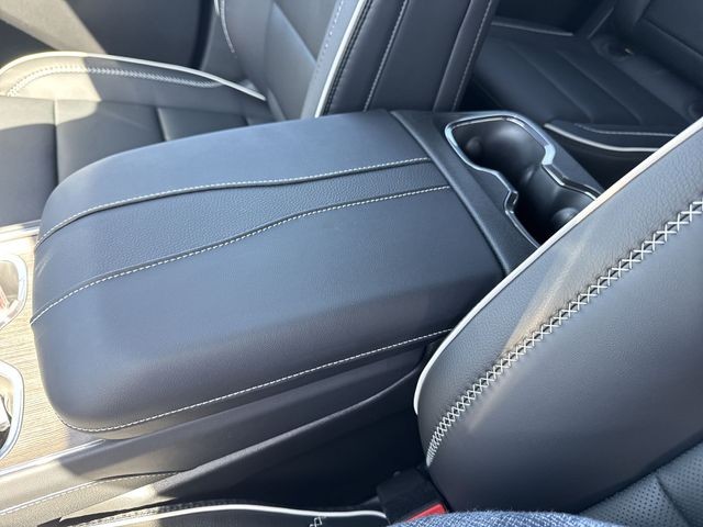 GMC Acadia Vehicle Full-screen Gallery Image 21