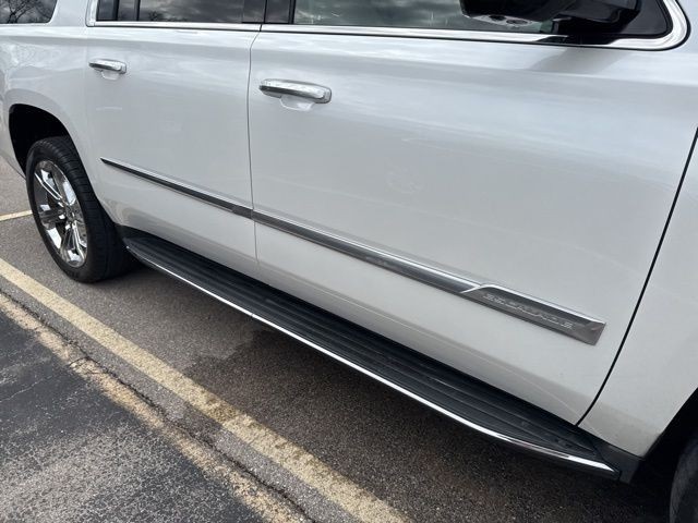 Cadillac Escalade ESV Vehicle Full-screen Gallery Image 11