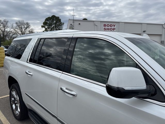 Cadillac Escalade ESV Vehicle Full-screen Gallery Image 13