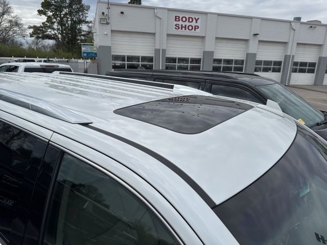 Cadillac Escalade ESV Vehicle Full-screen Gallery Image 14