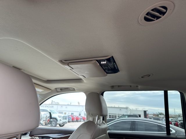 Cadillac Escalade ESV Vehicle Full-screen Gallery Image 17