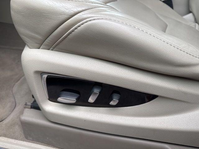 Cadillac Escalade ESV Vehicle Full-screen Gallery Image 22