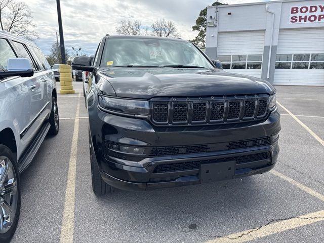 Jeep Grand Wagoneer Vehicle Full-screen Gallery Image 06