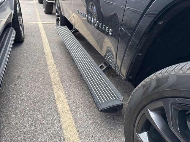 Jeep Grand Wagoneer Vehicle Full-screen Gallery Image 10