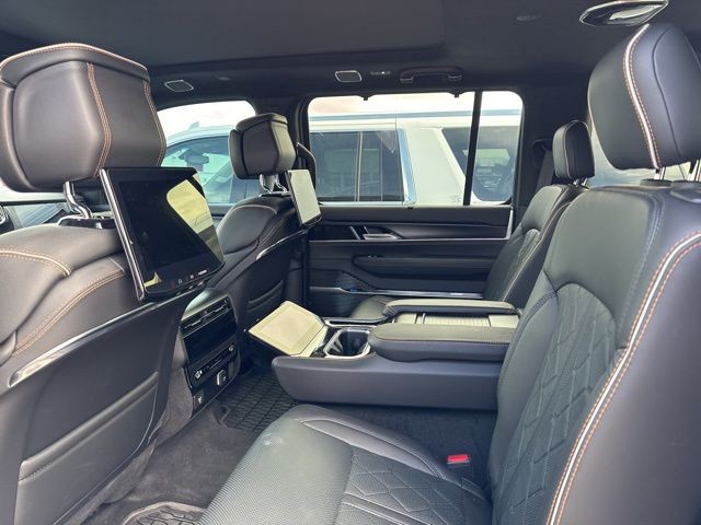 Jeep Grand Wagoneer Vehicle Full-screen Gallery Image 17