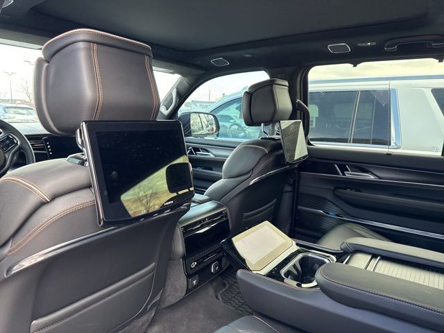 Jeep Grand Wagoneer Vehicle Full-screen Gallery Image 18