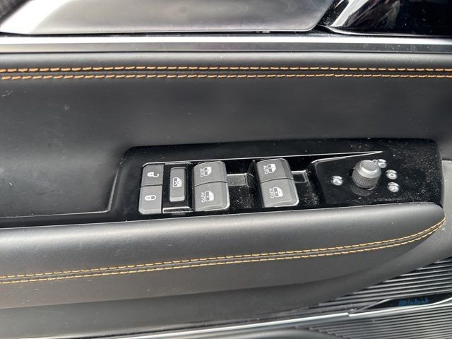 Jeep Grand Wagoneer Vehicle Full-screen Gallery Image 23