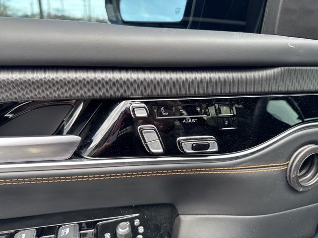 Jeep Grand Wagoneer Vehicle Full-screen Gallery Image 24