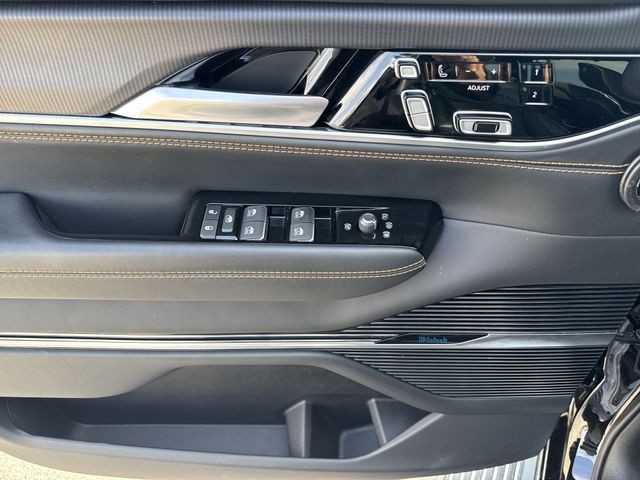 Jeep Grand Wagoneer Vehicle Full-screen Gallery Image 27