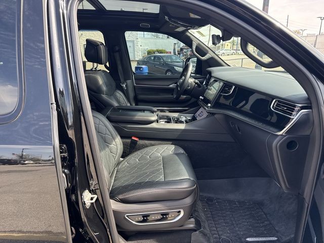 Jeep Grand Wagoneer Vehicle Full-screen Gallery Image 33
