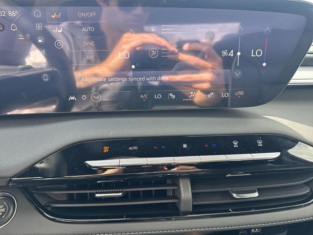 Buick Enclave Vehicle Full-screen Gallery Image 19
