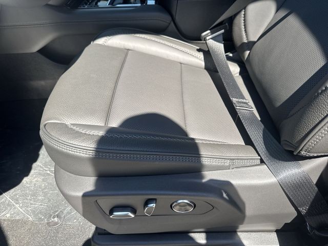 GMC Yukon XL Vehicle Full-screen Gallery Image 12