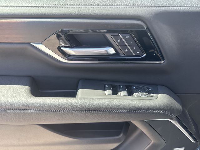 GMC Yukon XL Vehicle Full-screen Gallery Image 13