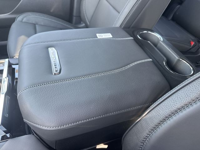 GMC Yukon XL Vehicle Full-screen Gallery Image 21