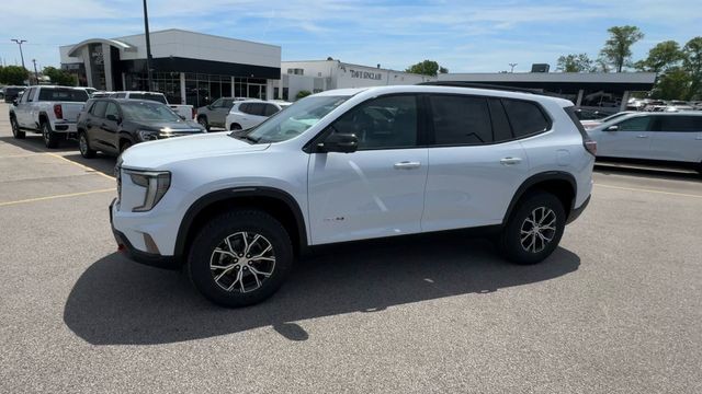 GMC Acadia Vehicle Full-screen Gallery Image 04