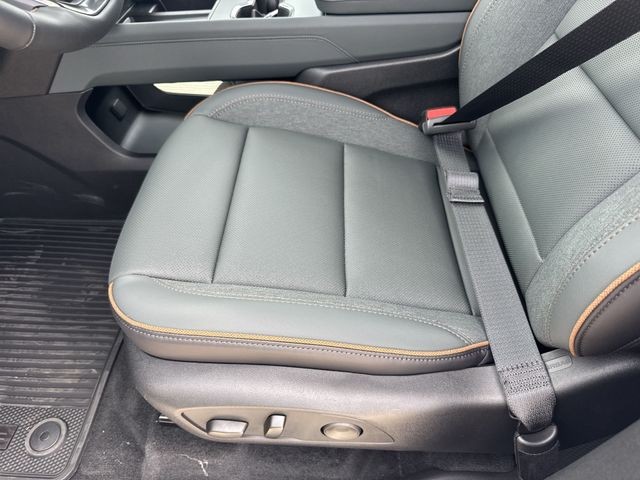 GMC Acadia Vehicle Full-screen Gallery Image 12