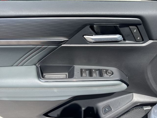 GMC Acadia Vehicle Full-screen Gallery Image 13