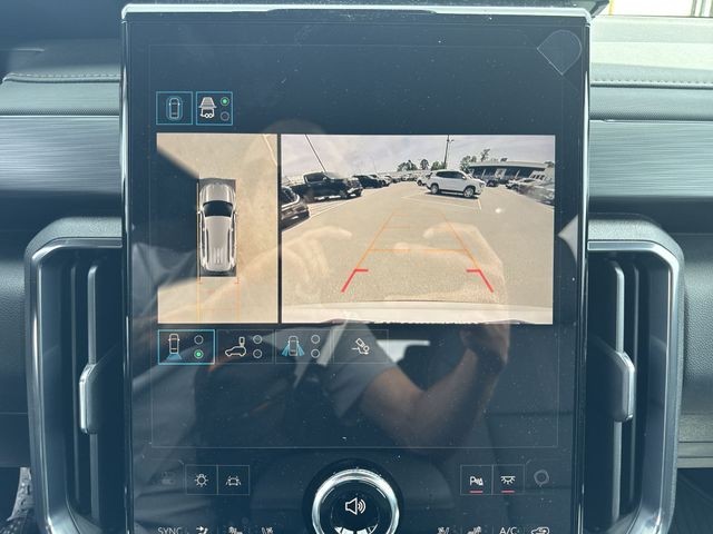 GMC Acadia Vehicle Full-screen Gallery Image 17