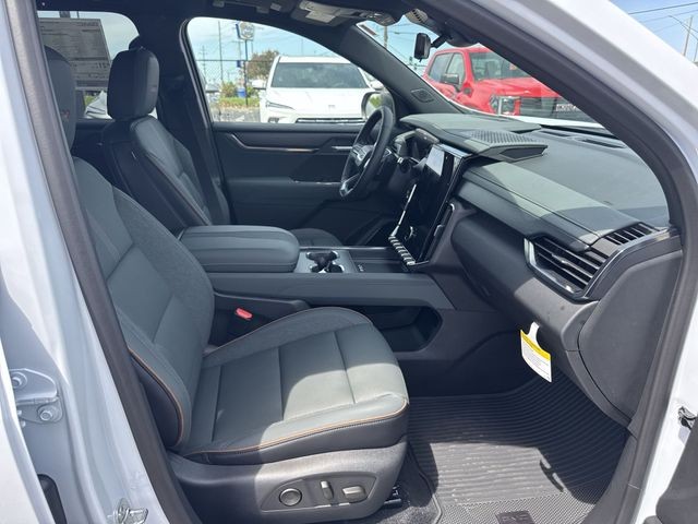 GMC Acadia Vehicle Full-screen Gallery Image 26