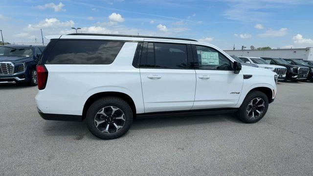 GMC Yukon XL Vehicle Full-screen Gallery Image 09
