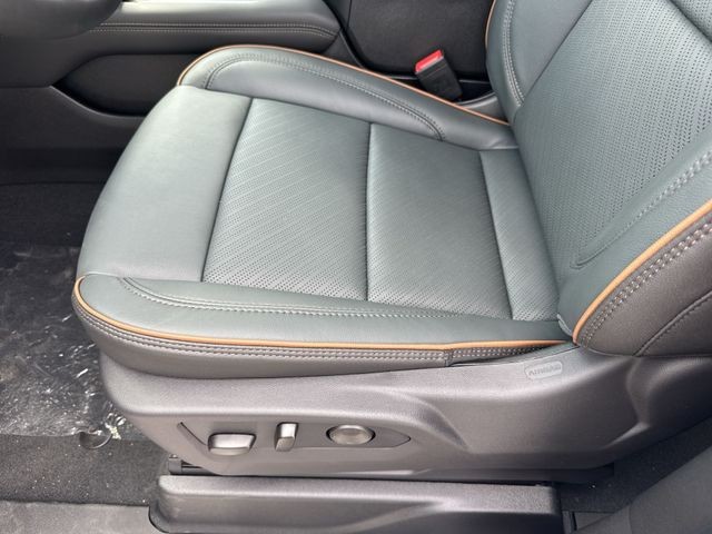 GMC Yukon XL Vehicle Full-screen Gallery Image 12