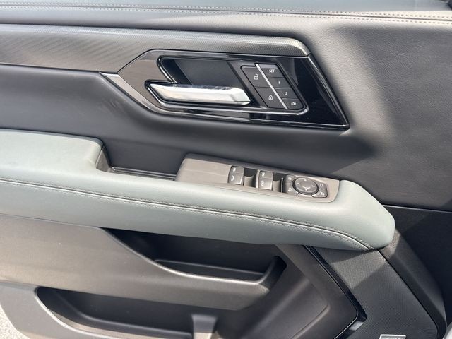 GMC Yukon XL Vehicle Full-screen Gallery Image 13