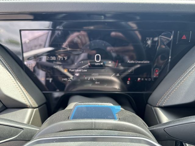 GMC Yukon XL Vehicle Full-screen Gallery Image 15