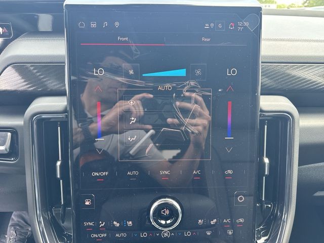 GMC Yukon XL Vehicle Full-screen Gallery Image 19