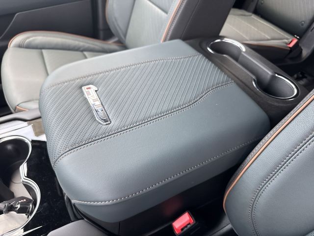 GMC Yukon XL Vehicle Full-screen Gallery Image 21