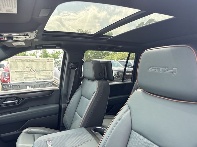 GMC Yukon XL Vehicle Full-screen Gallery Image 22