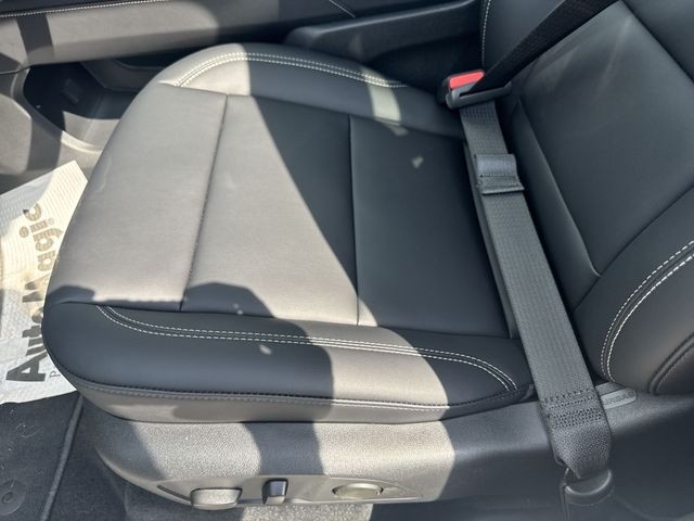 GMC Acadia Vehicle Full-screen Gallery Image 12