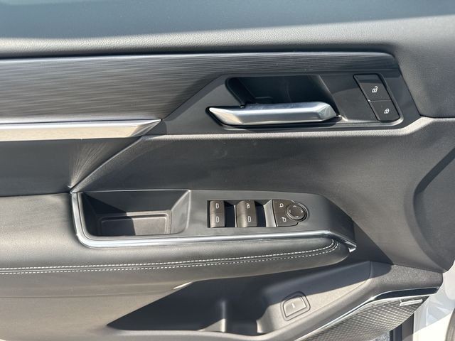 GMC Acadia Vehicle Full-screen Gallery Image 13