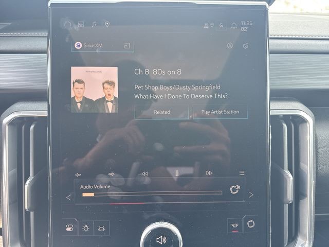 GMC Acadia Vehicle Full-screen Gallery Image 16