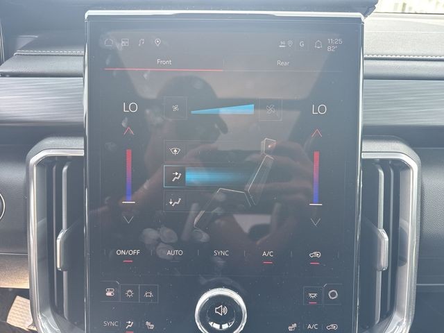 GMC Acadia Vehicle Full-screen Gallery Image 19