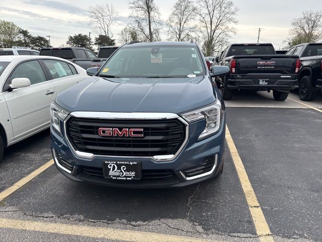 GMC Terrain Vehicle Full-screen Gallery Image 03