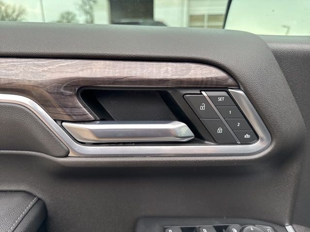 Chevrolet Silverado 1500 Vehicle Full-screen Gallery Image 23