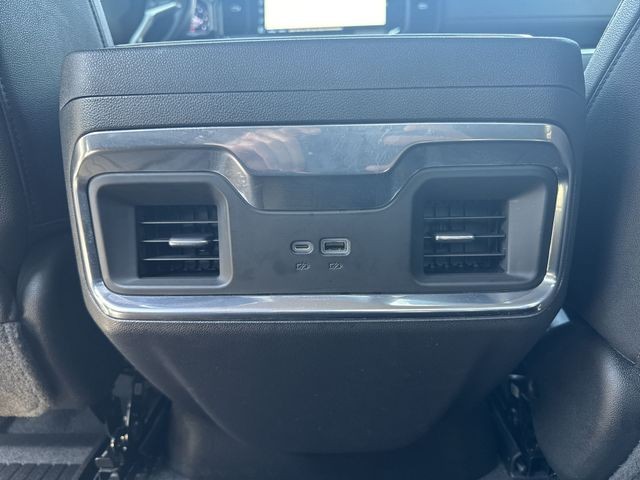 Chevrolet Silverado 1500 Vehicle Full-screen Gallery Image 24