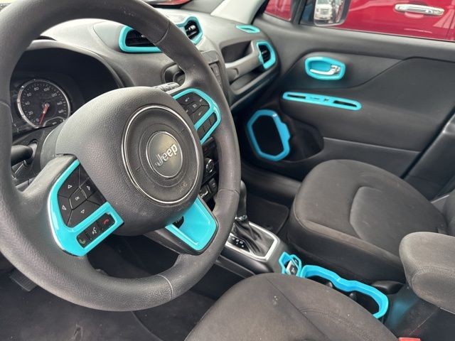 Jeep Renegade Vehicle Full-screen Gallery Image 14