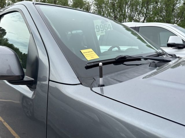 Nissan Frontier Vehicle Full-screen Gallery Image 09