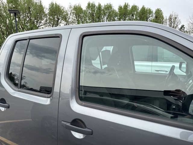 Nissan Frontier Vehicle Full-screen Gallery Image 10