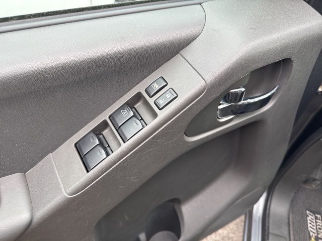 Nissan Frontier Vehicle Full-screen Gallery Image 25