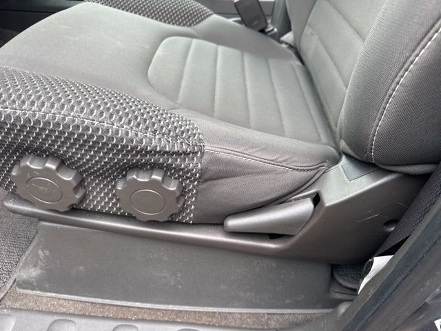 Nissan Frontier Vehicle Full-screen Gallery Image 26