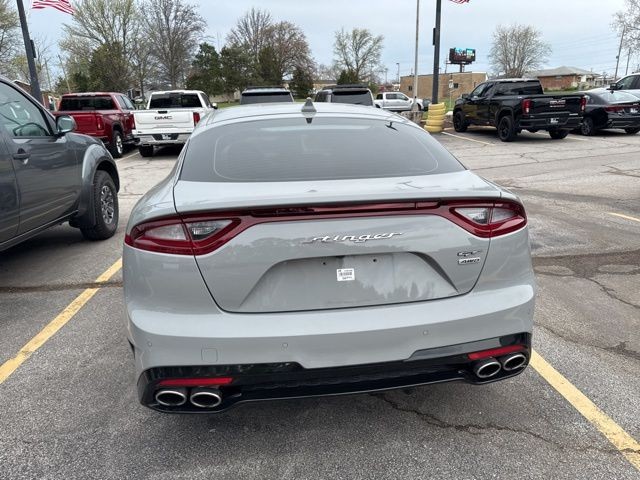 Kia Stinger Vehicle Full-screen Gallery Image 17