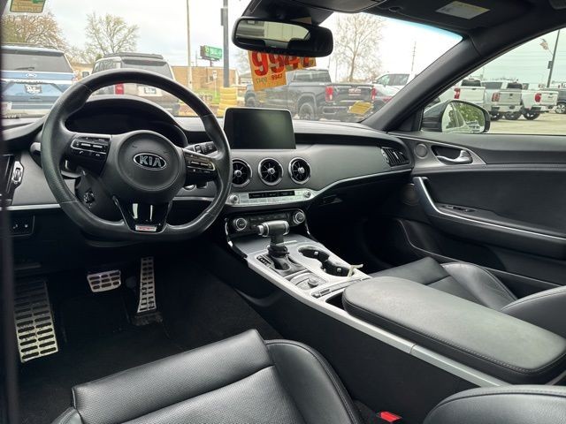 Kia Stinger Vehicle Full-screen Gallery Image 20