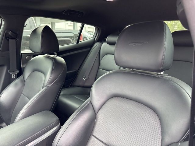 Kia Stinger Vehicle Full-screen Gallery Image 24